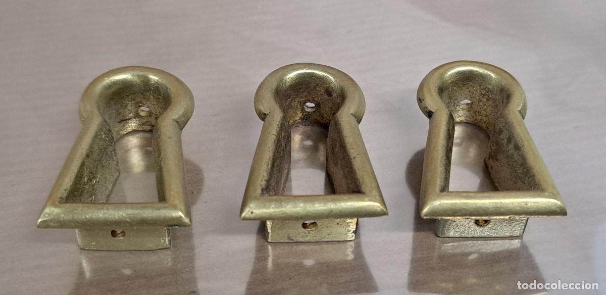 Antig&uuml;edades: 3 boca llaves de bronce para muebles - Foto 2