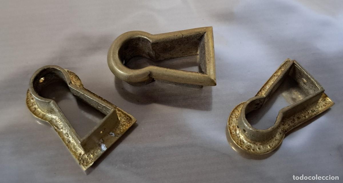 Antig&uuml;edades: 3 boca llaves de bronce para muebles - Foto 4
