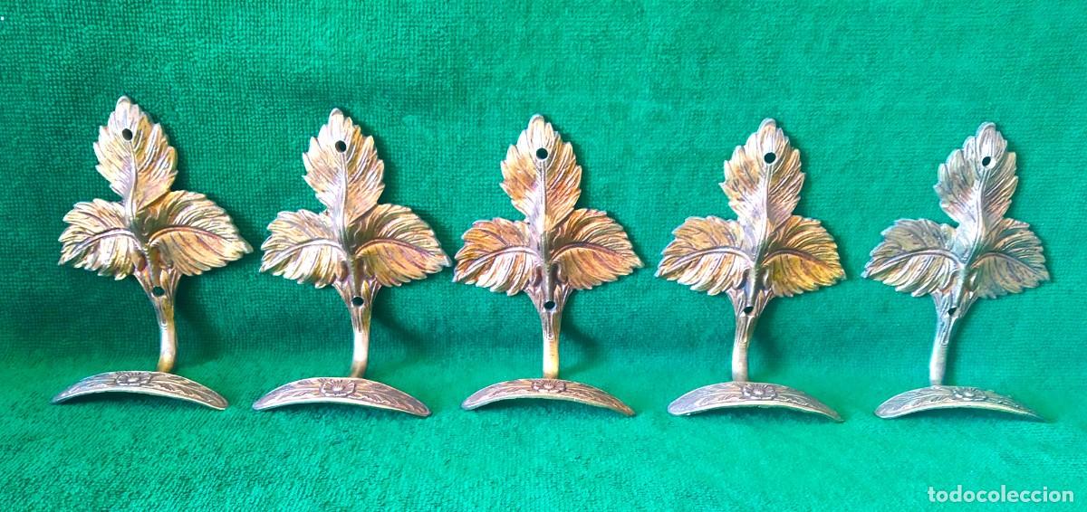 Antig&uuml;edades: CINCO PERCHAS ANTIGUAS DE BRONCE DORADO - Foto 1