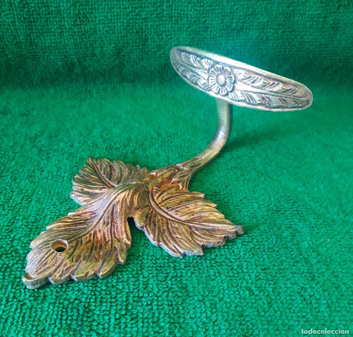 Antig&uuml;edades: CINCO PERCHAS ANTIGUAS DE BRONCE DORADO - Foto 2
