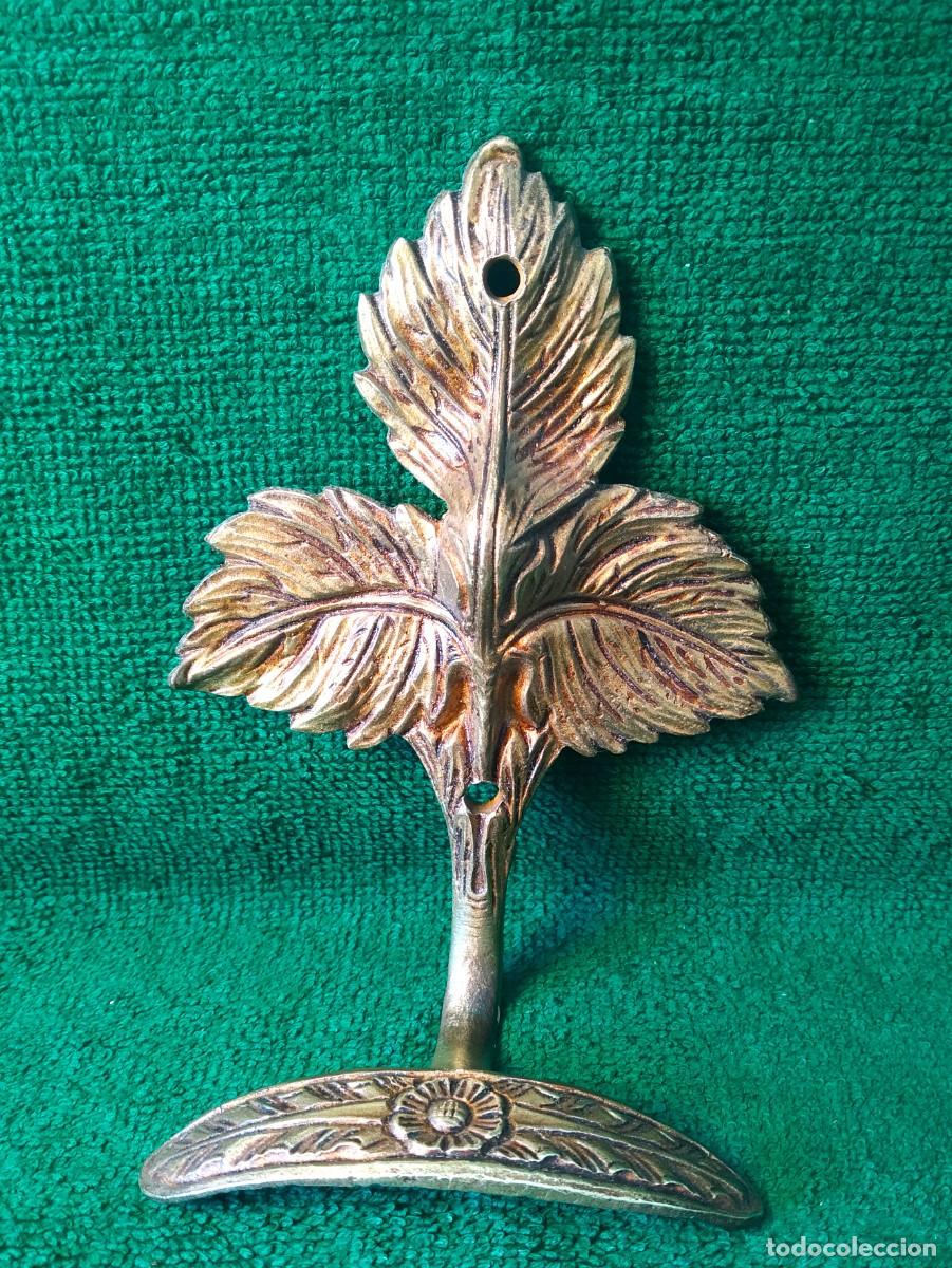 Antig&uuml;edades: CINCO PERCHAS ANTIGUAS DE BRONCE DORADO - Foto 4