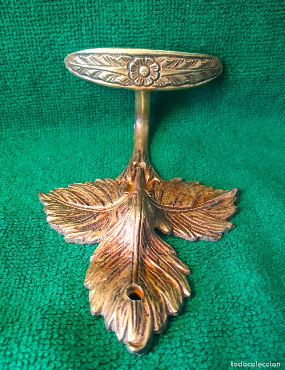 Antig&uuml;edades: CINCO PERCHAS ANTIGUAS DE BRONCE DORADO - Foto 5