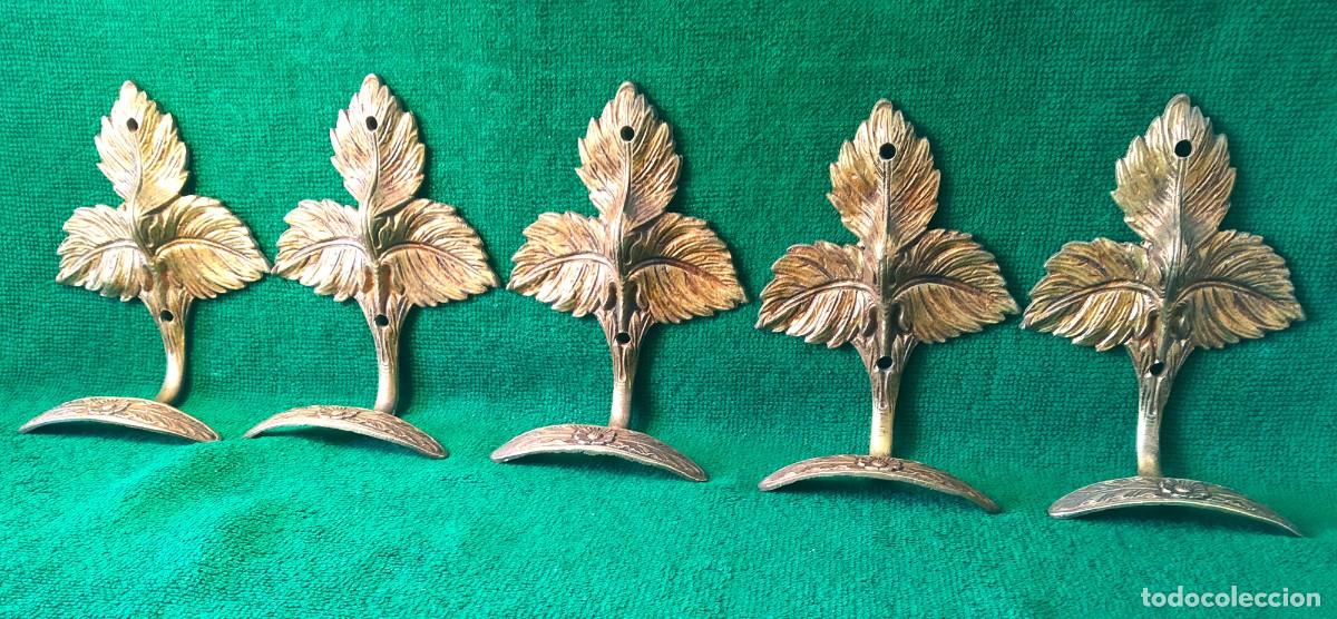 Antig&uuml;edades: CINCO PERCHAS ANTIGUAS DE BRONCE DORADO - Foto 6