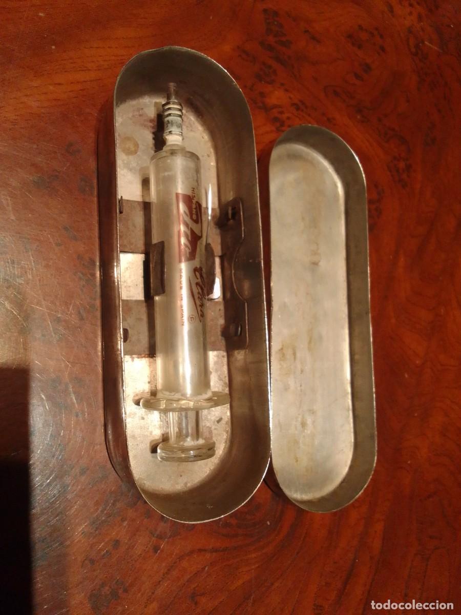 Antig&uuml;edades: Caja met&aacute;lica con Jeringa Hispano Ico. - Foto 1