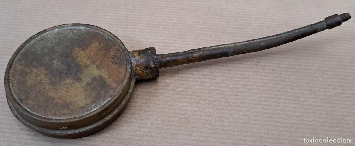 Antig&uuml;edades: Antigua aceitera para maquinas - Foto 2