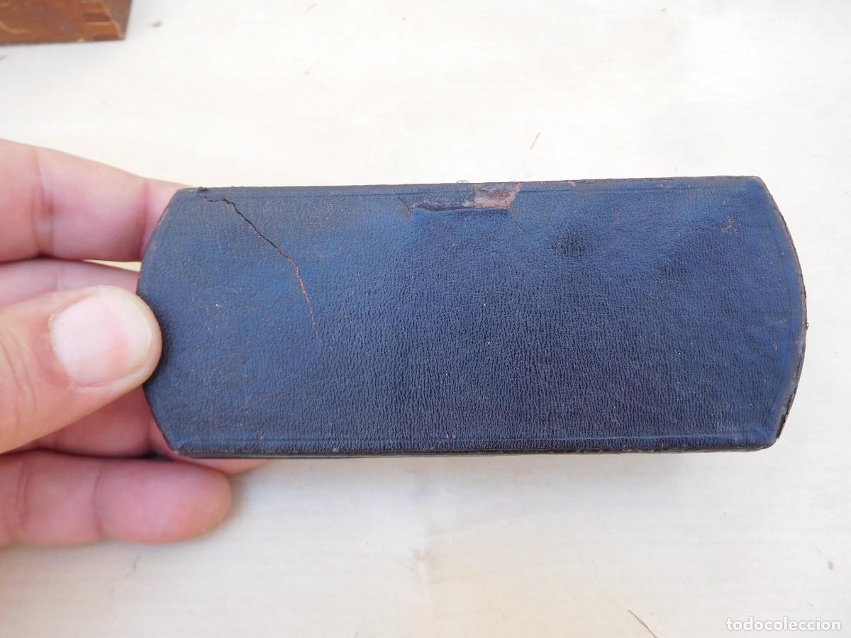 Antig&uuml;edades: Estuche con pareja de gafas antiguas - Foto 8