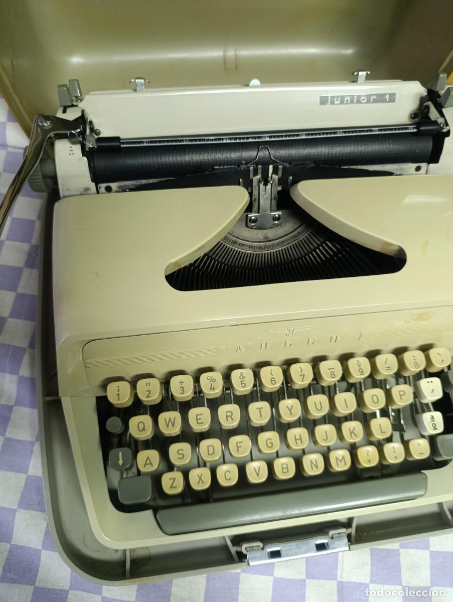 Antig&uuml;edades: M&aacute;quina de escribir antigua - Foto 2