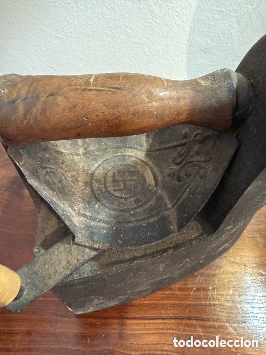 Antig&uuml;edades: Antigua plancha de hierro con svastica - Foto 2