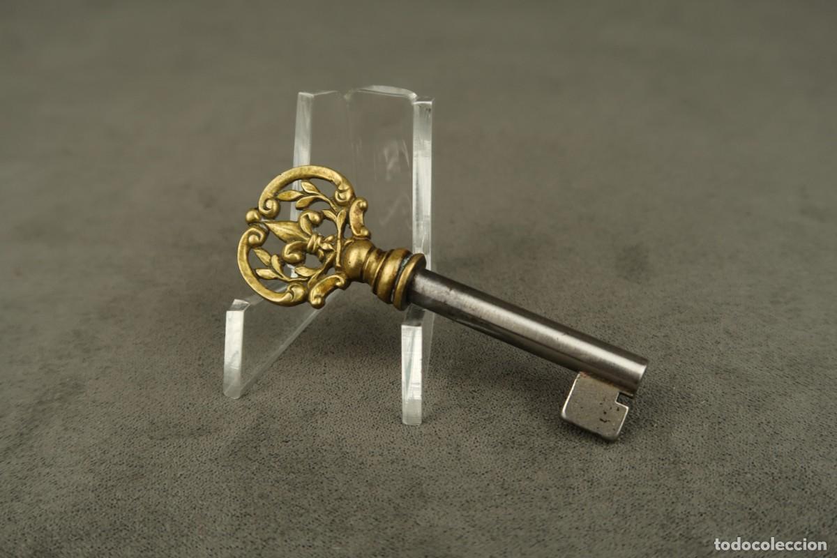 Antig&uuml;edades: Antigua Llave de Bronce Flor de Lys Siglo XIX - Foto 1