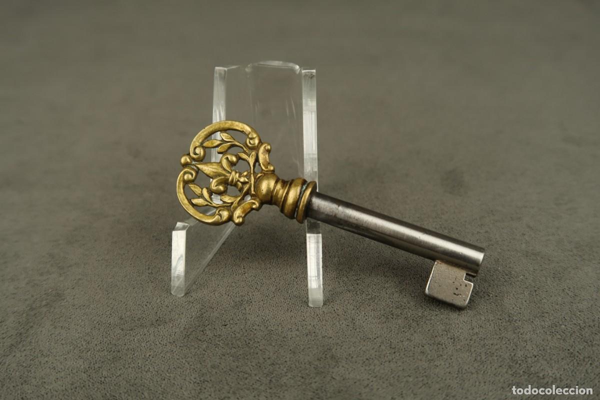 Antig&uuml;edades: Antigua Llave de Bronce Flor de Lys Siglo XIX - Foto 2