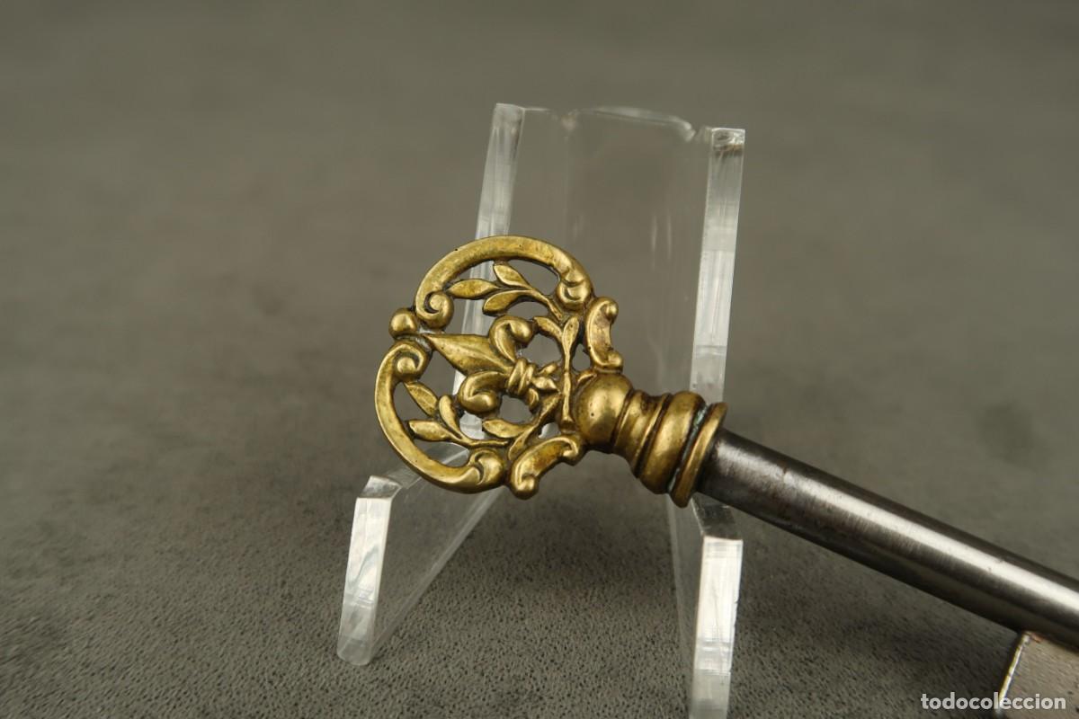 Antig&uuml;edades: Antigua Llave de Bronce Flor de Lys Siglo XIX - Foto 3