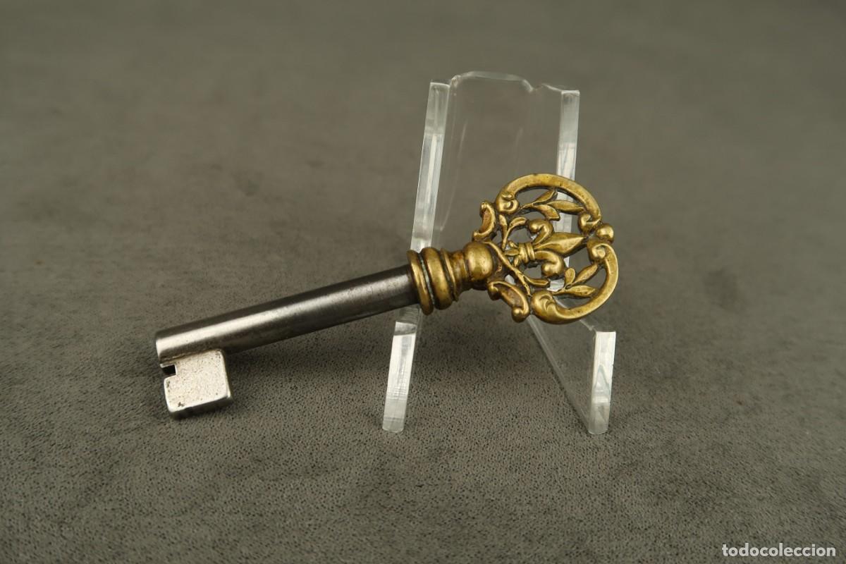 Antig&uuml;edades: Antigua Llave de Bronce Flor de Lys Siglo XIX - Foto 5