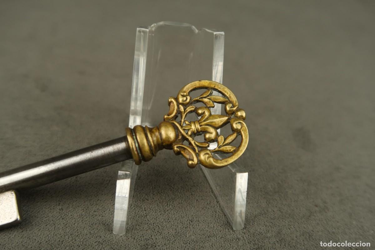 Antig&uuml;edades: Antigua Llave de Bronce Flor de Lys Siglo XIX - Foto 6