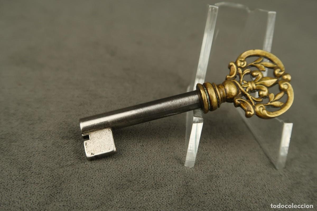 Antig&uuml;edades: Antigua Llave de Bronce Flor de Lys Siglo XIX - Foto 7