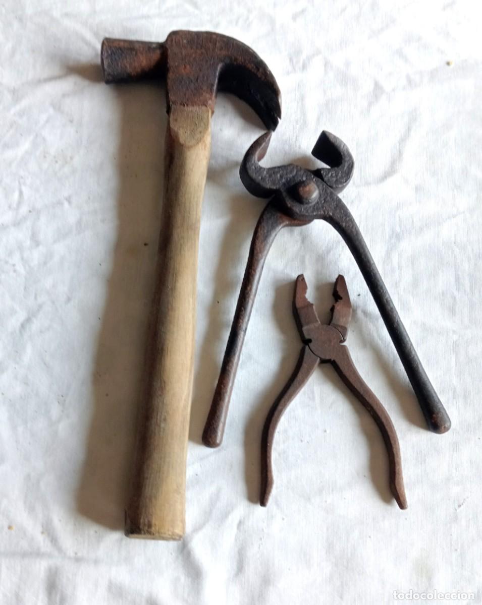 Antig&uuml;edades: 3 HERRAMIENTAS DE CARPINTERO, MARTILLO, PINZA Y TENAZA - Foto 1
