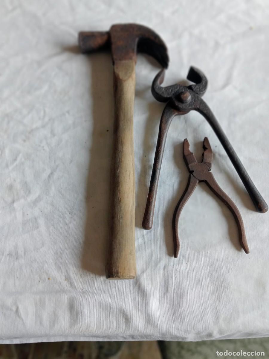 Antig&uuml;edades: 3 HERRAMIENTAS DE CARPINTERO, MARTILLO, PINZA Y TENAZA - Foto 2