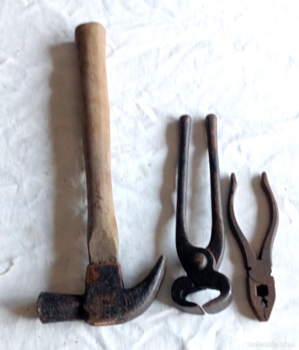 Antig&uuml;edades: 3 HERRAMIENTAS DE CARPINTERO, MARTILLO, PINZA Y TENAZA - Foto 3