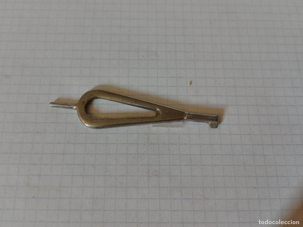 Antig&uuml;edades: Extra&ntilde;a llave o utensilio - Foto 2