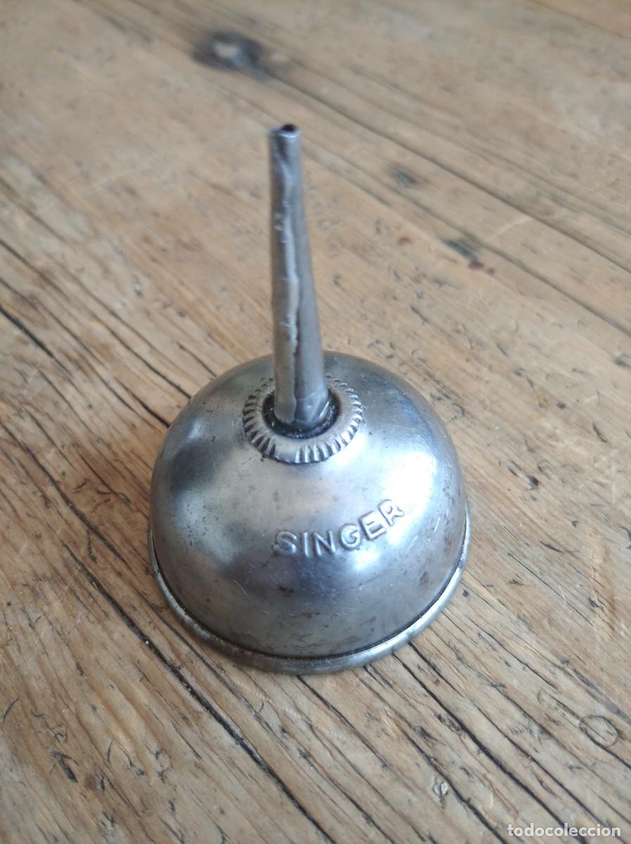 Antig&uuml;edades: Antigua aceitera SINGER. - Foto 1