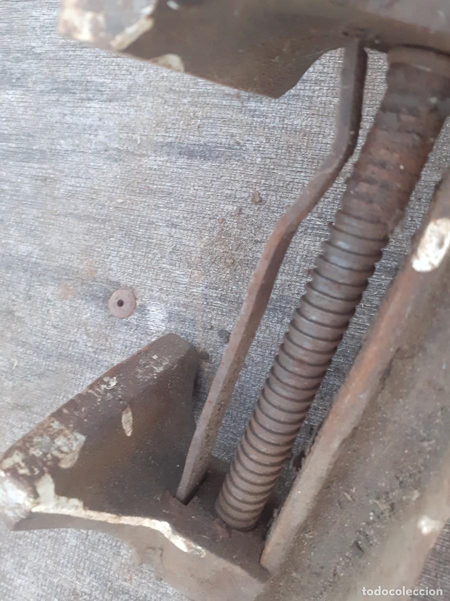 Antig&uuml;edades: Tornillo, 10 cm de mordaza - Foto 4
