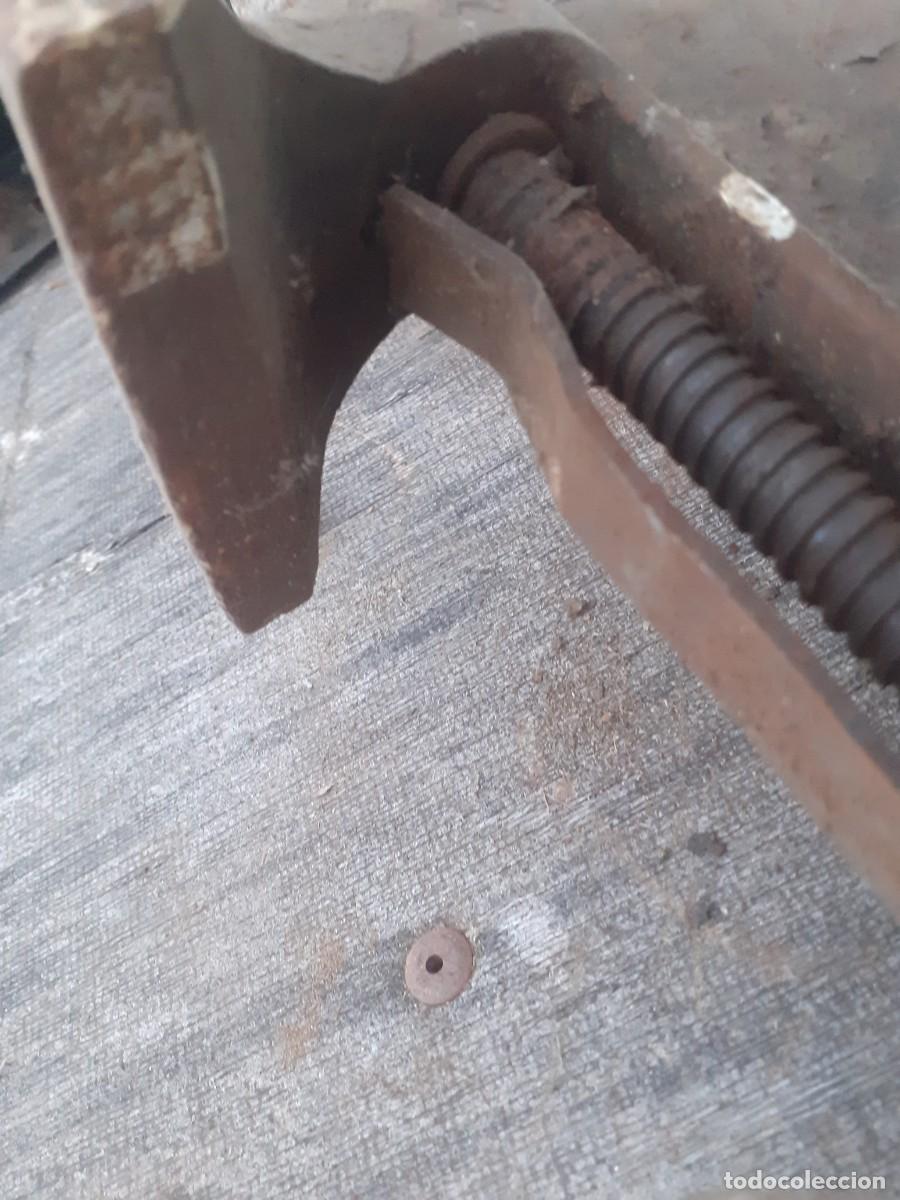 Antig&uuml;edades: Tornillo, 10 cm de mordaza - Foto 5