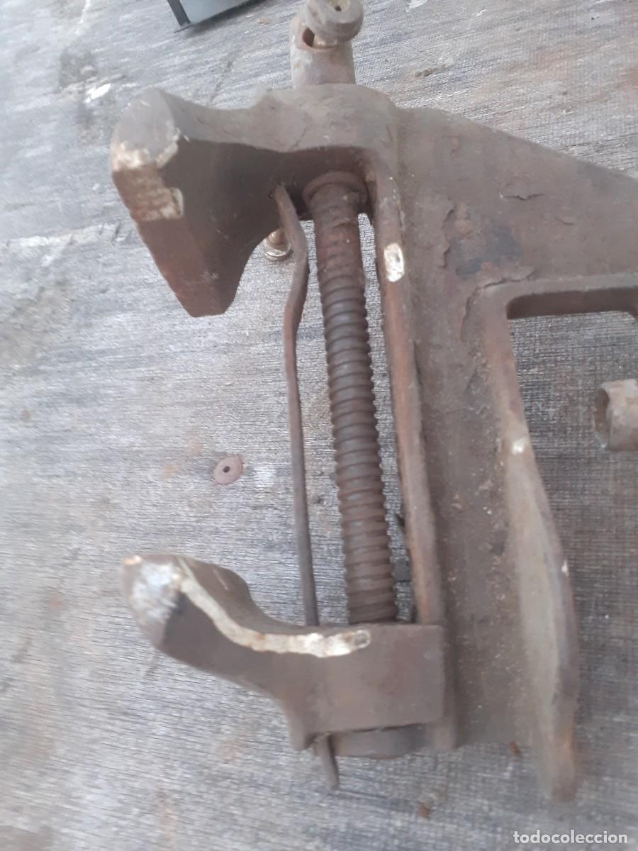 Antig&uuml;edades: Tornillo, 10 cm de mordaza - Foto 1