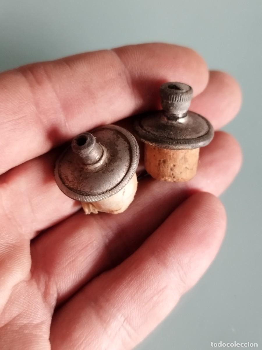 Antig&uuml;edades: Dos antiguos peque&ntilde;os tapones. - Foto 1