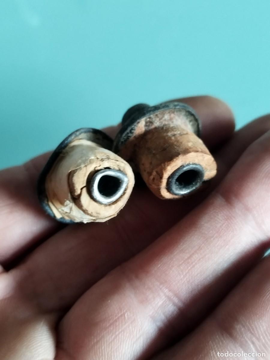 Antig&uuml;edades: Dos antiguos peque&ntilde;os tapones. - Foto 2