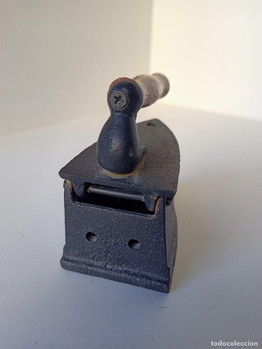 Antig&uuml;edades: Plancaha de carb&oacute;n miniatura - Foto 3