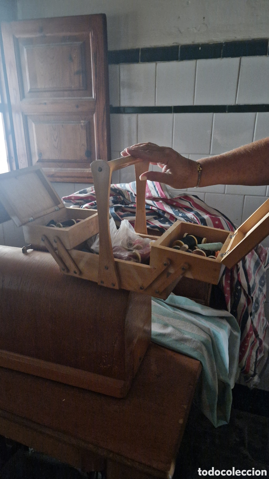 Antig&uuml;edades: Maquinas de coser pack de 2 con caja de hilos - Foto 2