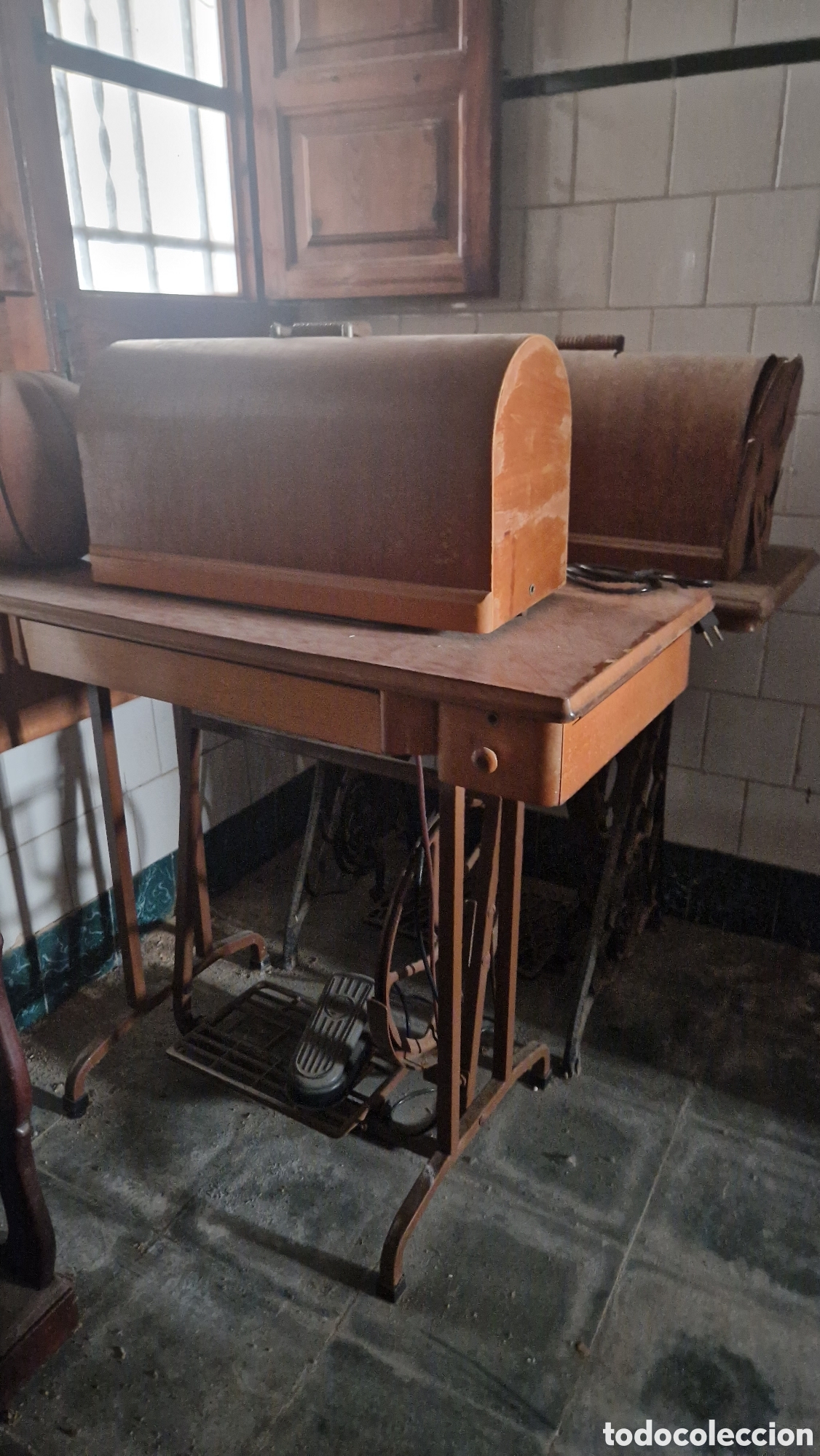 Antig&uuml;edades: Maquinas de coser pack de 2 con caja de hilos - Foto 1