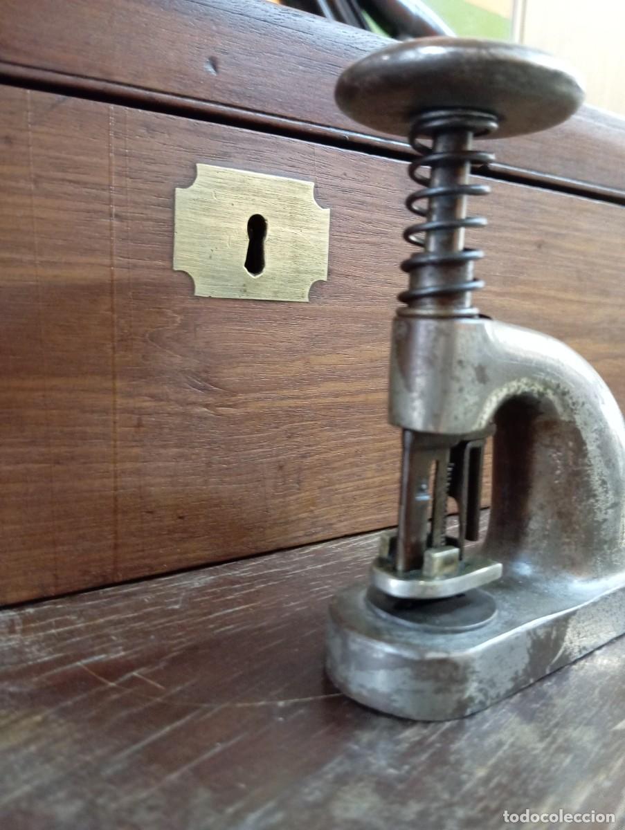 Antig&uuml;edades: Grapadora sin grapas datada de principios del siglo XX - Foto 1
