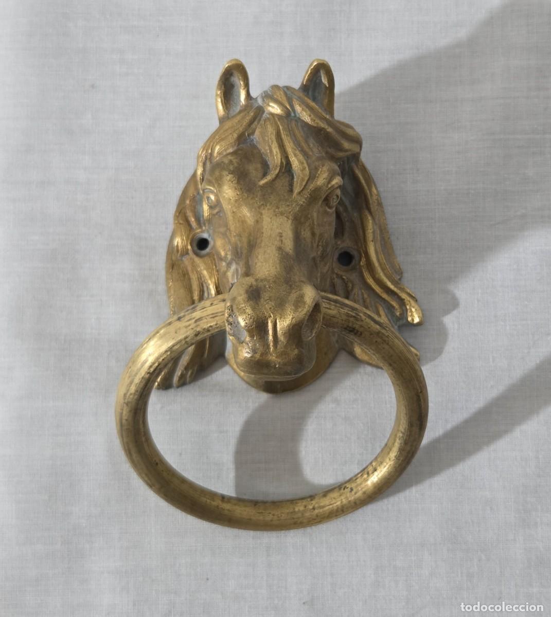 Antig&uuml;edades: Aldaba tirador de bronce, Caballo con argolla - Foto 1