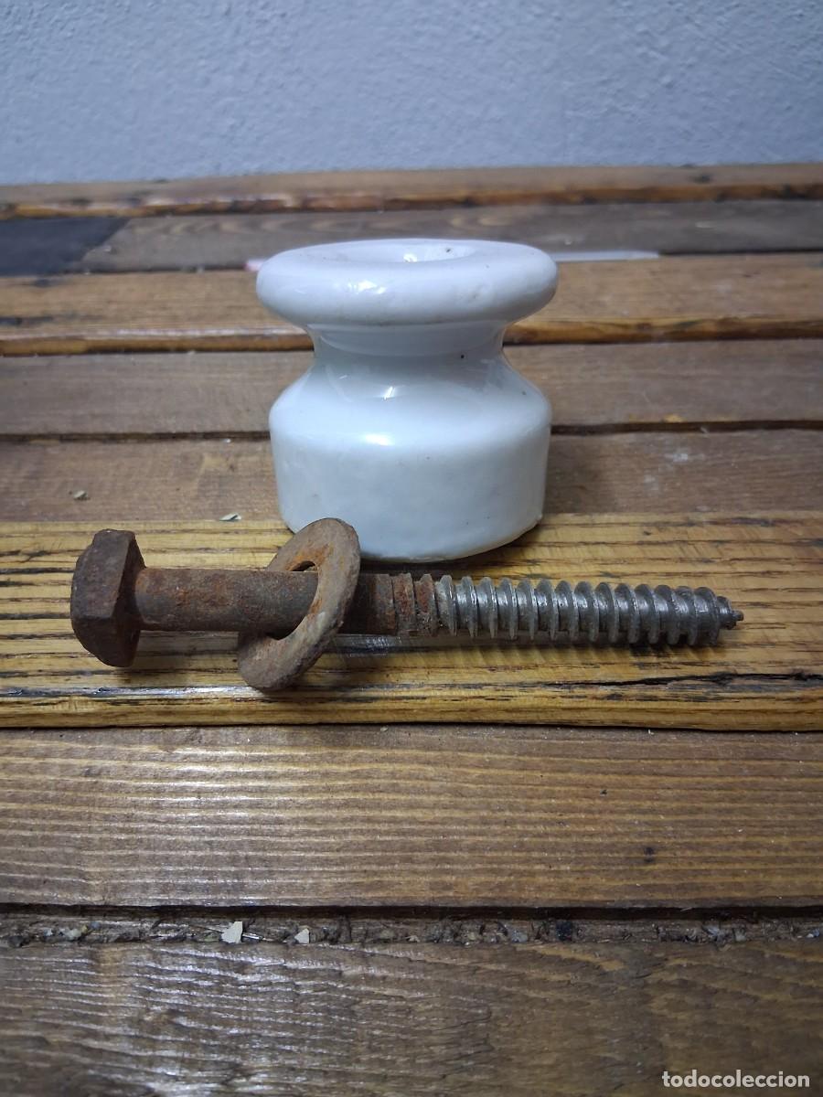 Antig&uuml;edades: Antiguo aislador el&eacute;ctrico electricidad jicara de porcelana con tornillo de hierro