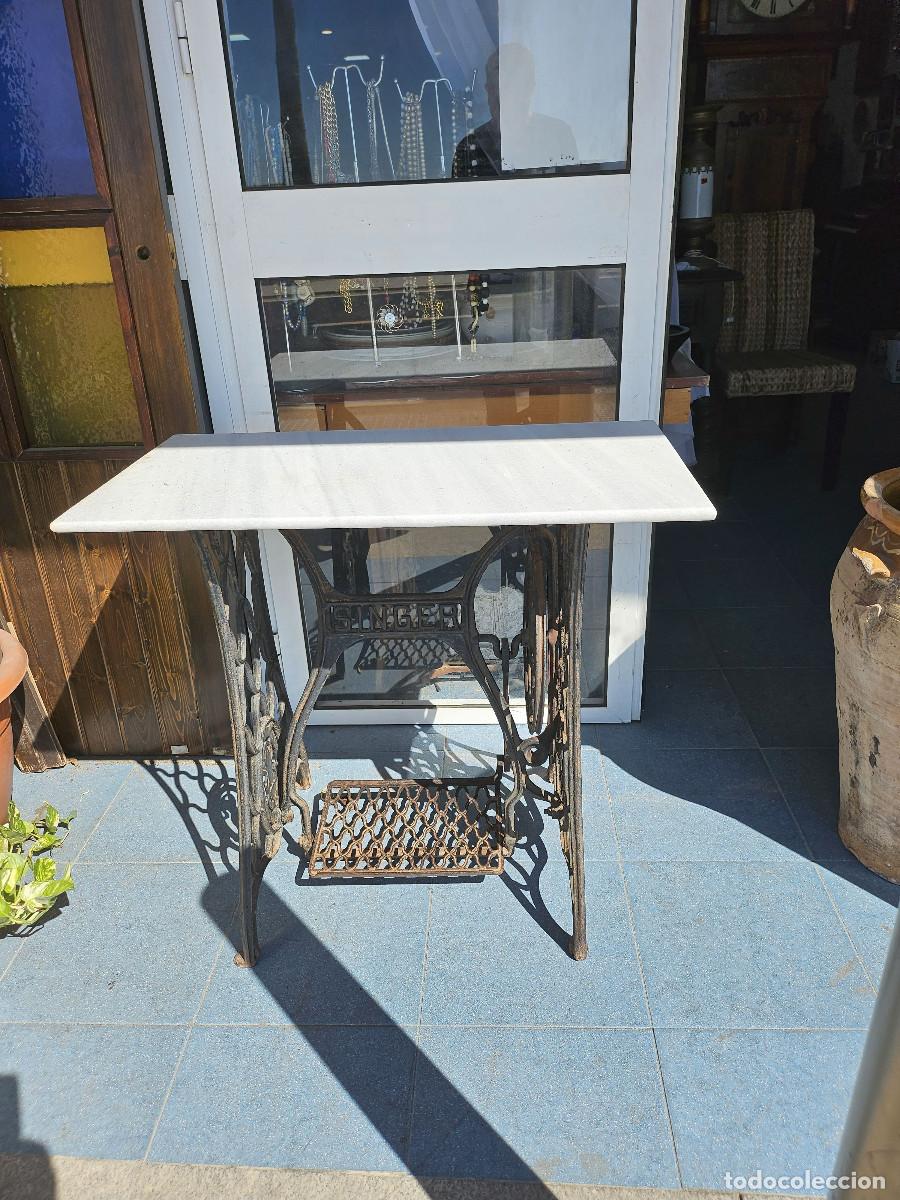 Antig&uuml;edades: pie de maquina de coser singer - Foto 1