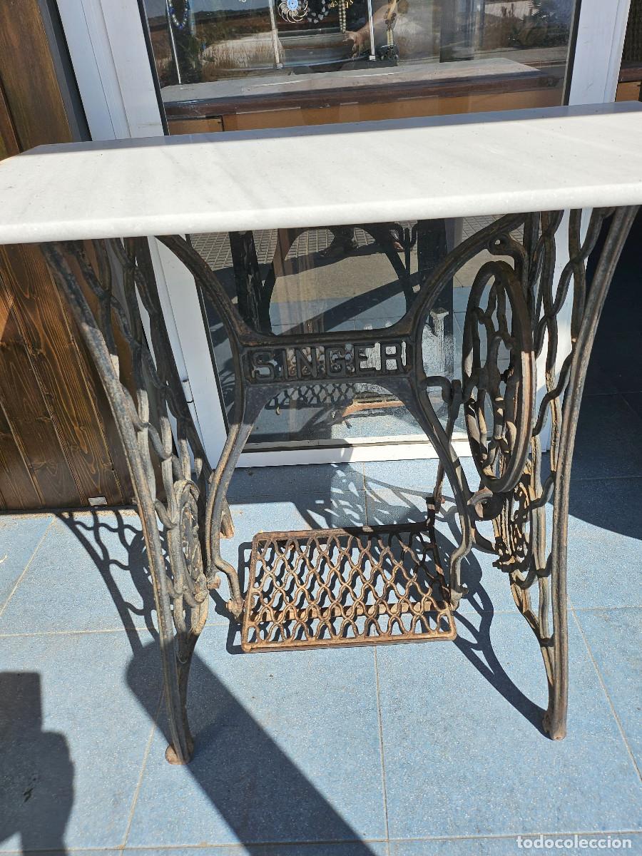 Antig&uuml;edades: pie de maquina de coser singer - Foto 2
