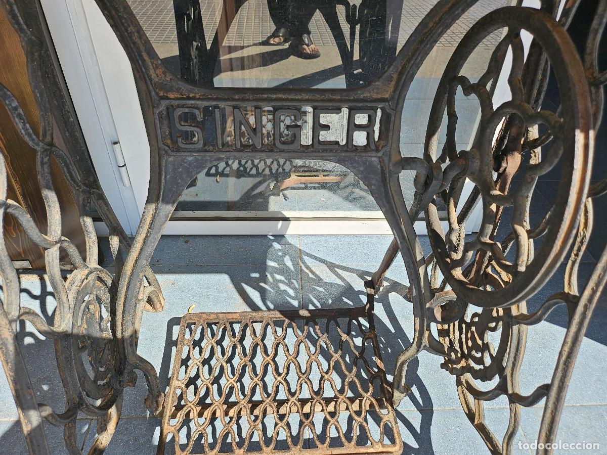 Antig&uuml;edades: pie de maquina de coser singer - Foto 3