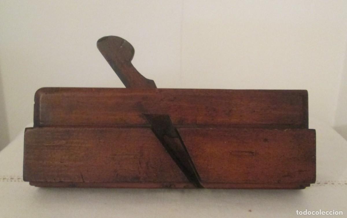 Antig&uuml;edades: Antigua base para cepillo de carpinter&iacute;a en madera. Marcada E. KING. - Foto 1