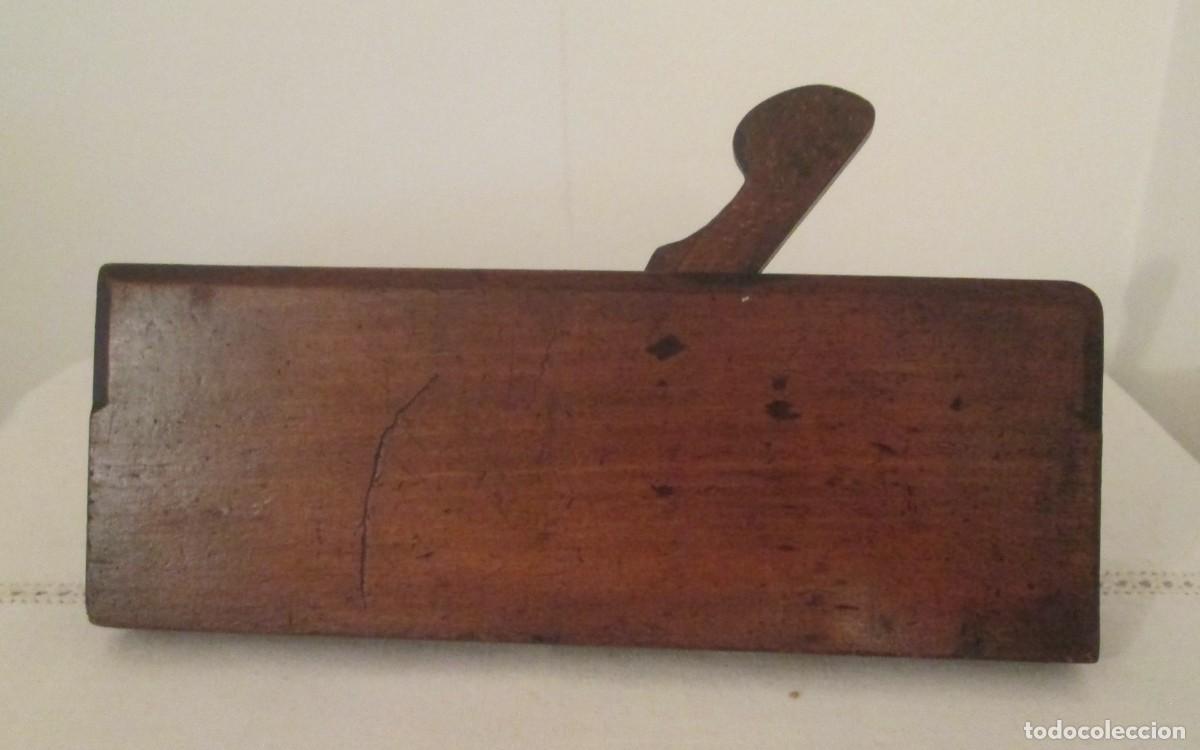 Antig&uuml;edades: Antigua base para cepillo de carpinter&iacute;a en madera. Marcada E. KING. - Foto 2
