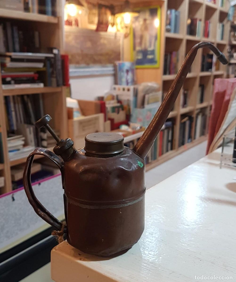 Antig&uuml;edades: Aceitera antigua de cobre - Foto 1