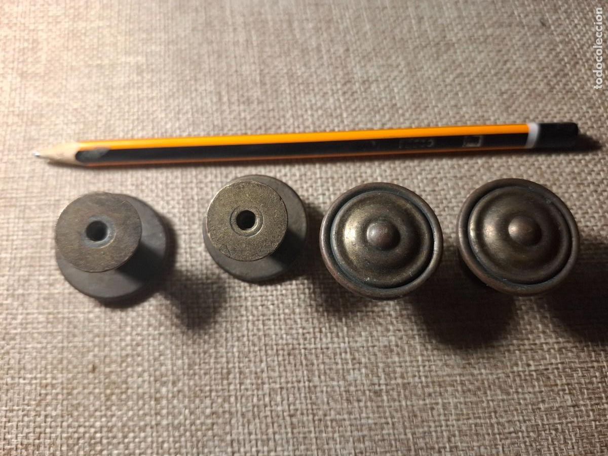 Antig&uuml;edades: 4 tiradores en bronce - Foto 2