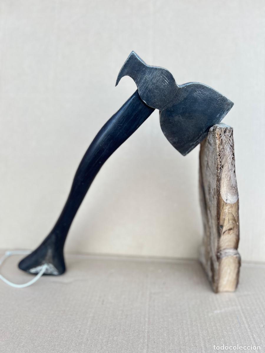 Antig&uuml;edades: Hacha con marcas mango tallado 42 cm - Foto 2