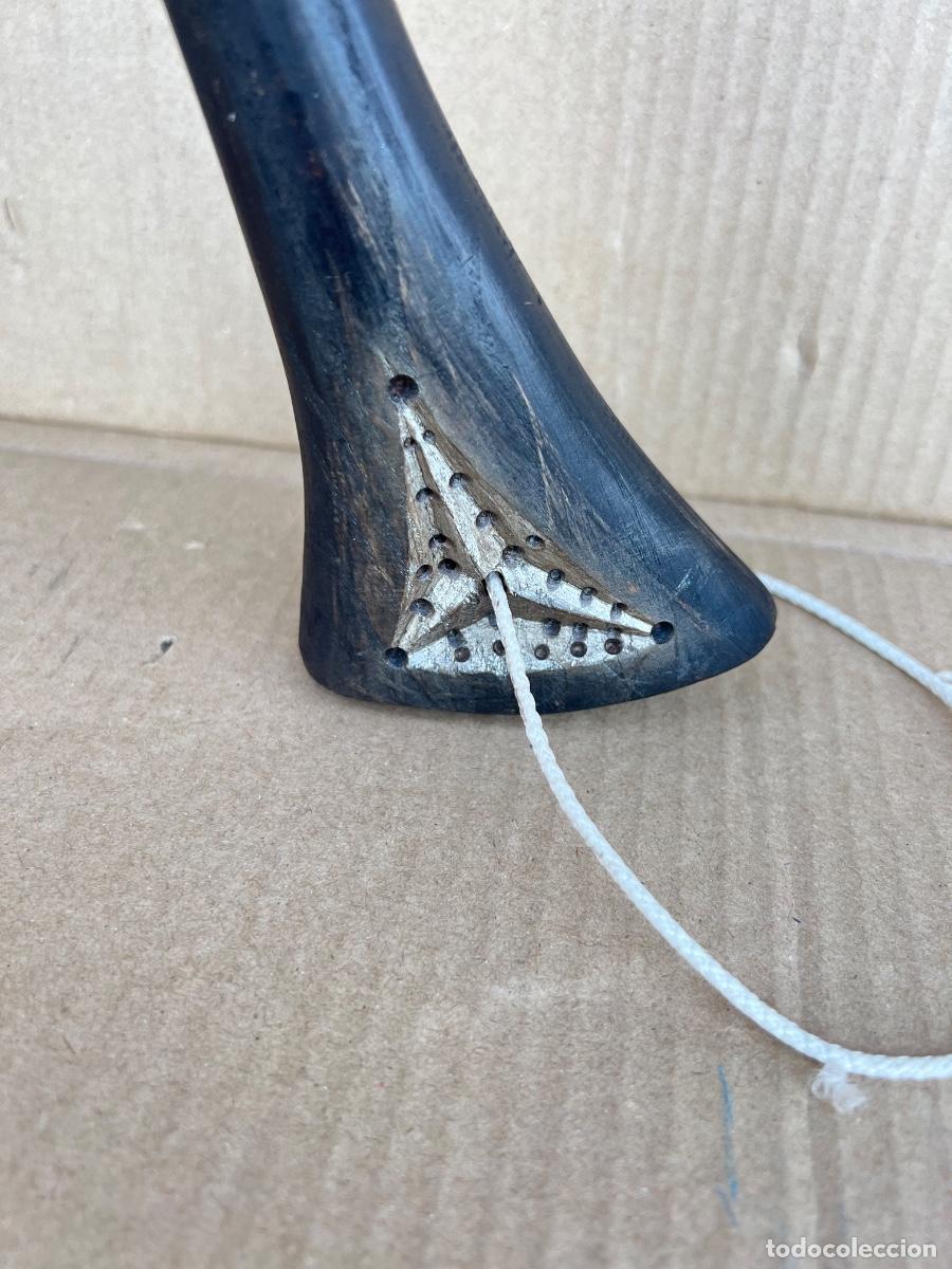 Antig&uuml;edades: Hacha con marcas mango tallado 42 cm - Foto 4