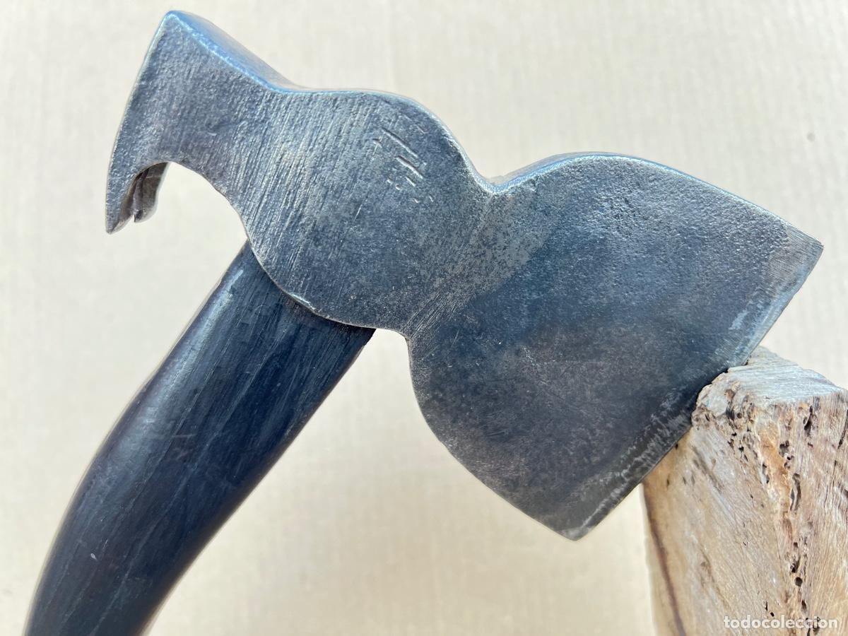 Antig&uuml;edades: Hacha con marcas mango tallado 42 cm - Foto 5