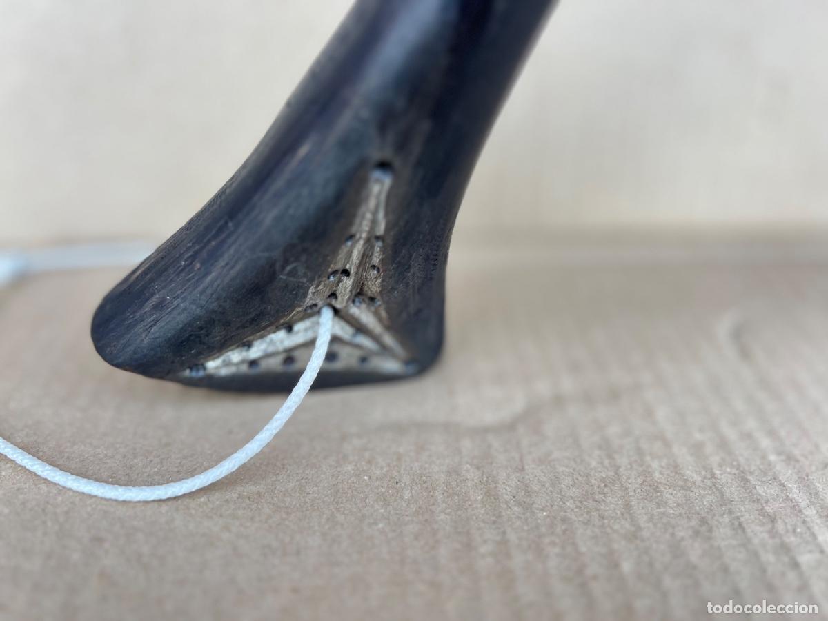 Antig&uuml;edades: Hacha con marcas mango tallado 42 cm - Foto 7