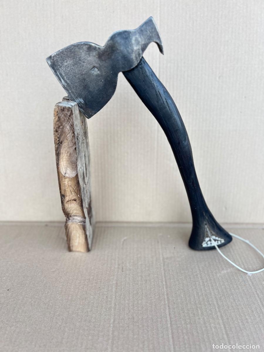Antig&uuml;edades: Hacha con marcas mango tallado 42 cm - Foto 8