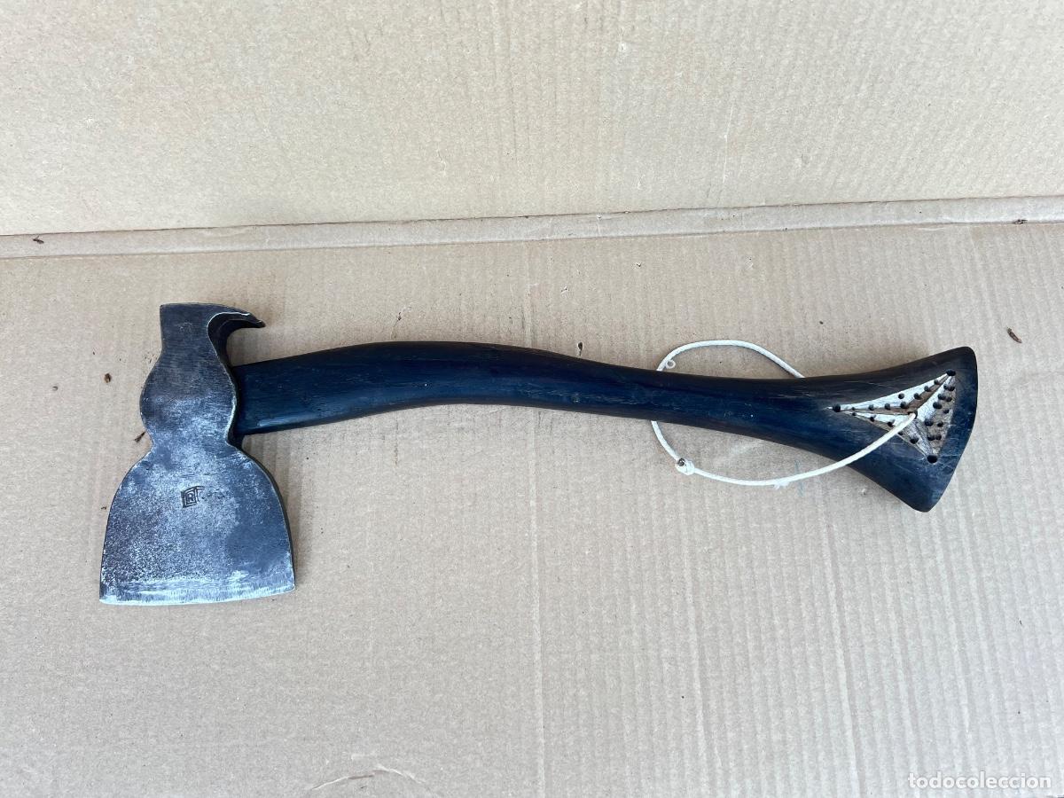 Antig&uuml;edades: Hacha con marcas mango tallado 42 cm - Foto 11