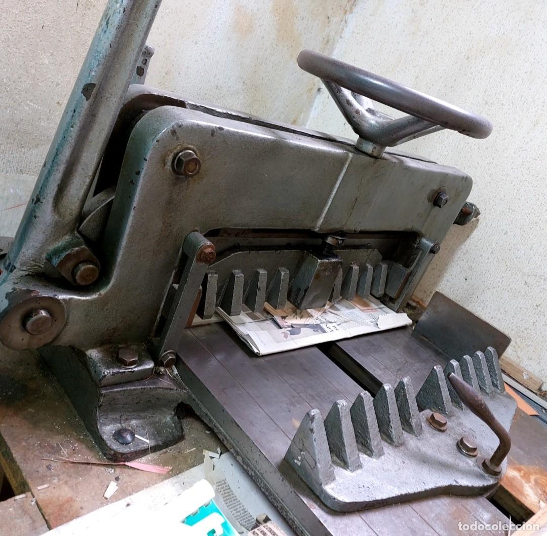 Antig&uuml;edades: Guillotina de imprenta. - Foto 3