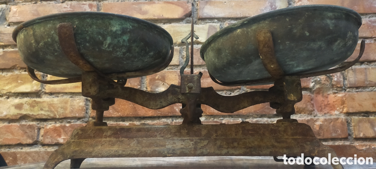 Antig&uuml;edades: B&aacute;scula antigua de bronce - Foto 3