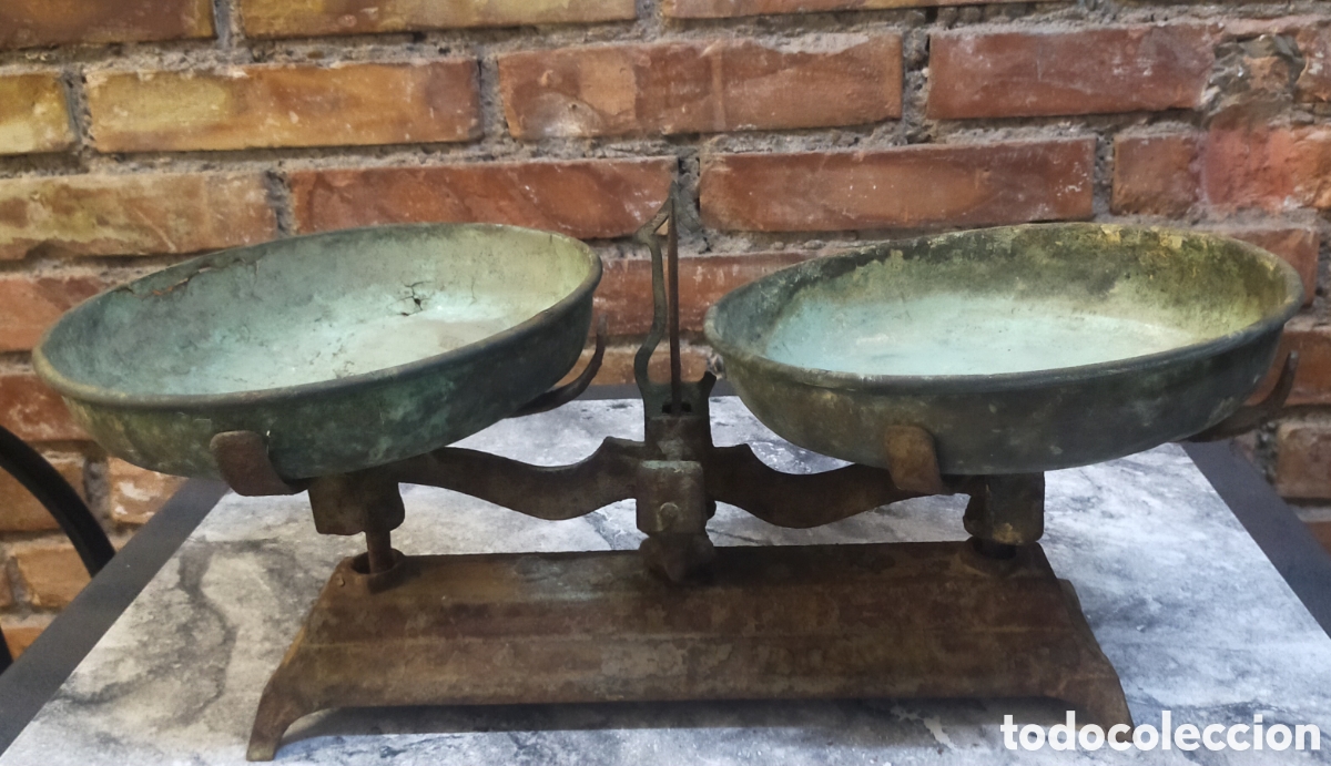 Antig&uuml;edades: B&aacute;scula antigua de bronce - Foto 1